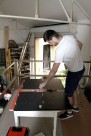 Inštalácia drevených štipcov a excentrov do vodorovných dosiek nábytku do garáže